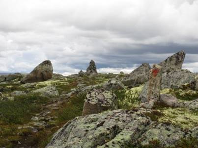 Ein Bild, das Rock, Himmel, drauen, Berg enthlt.

Automatisch generierte Beschreibung